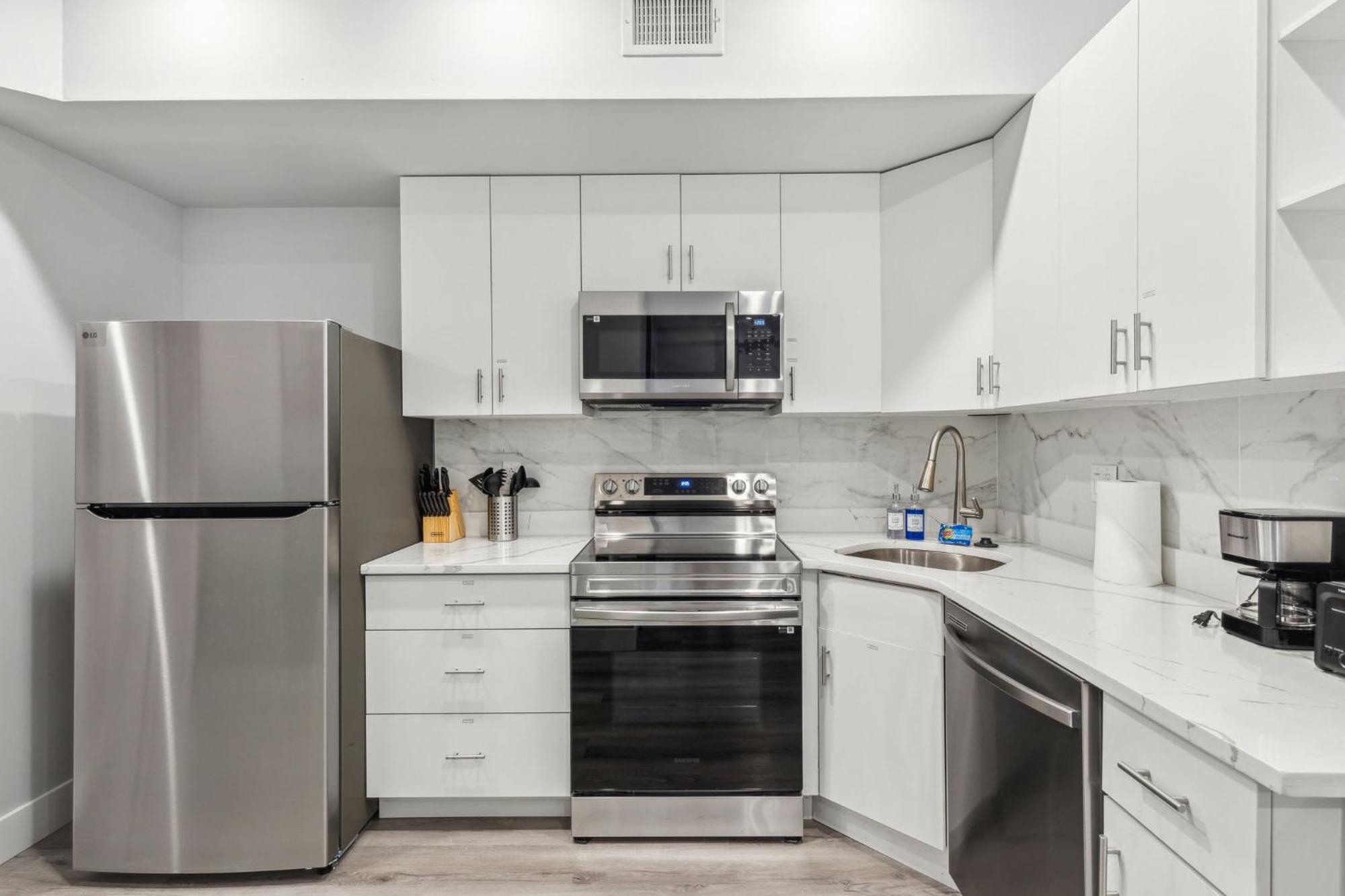 At Luna On 800 Callowhill Apartment *