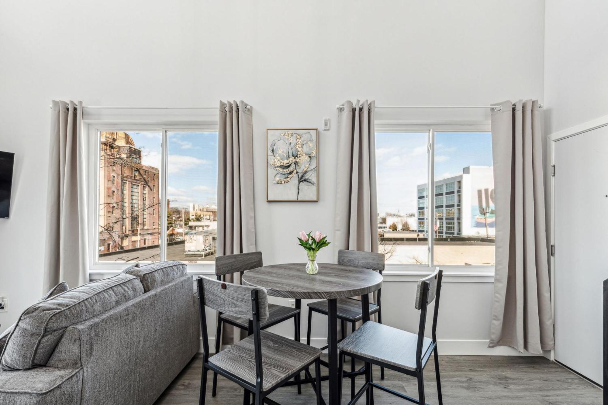 At Luna On 800 Callowhill Apartment *